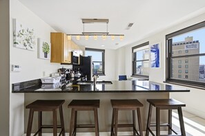 Cafetière-théière, réfrigérateur, four à micro-ondes, un four