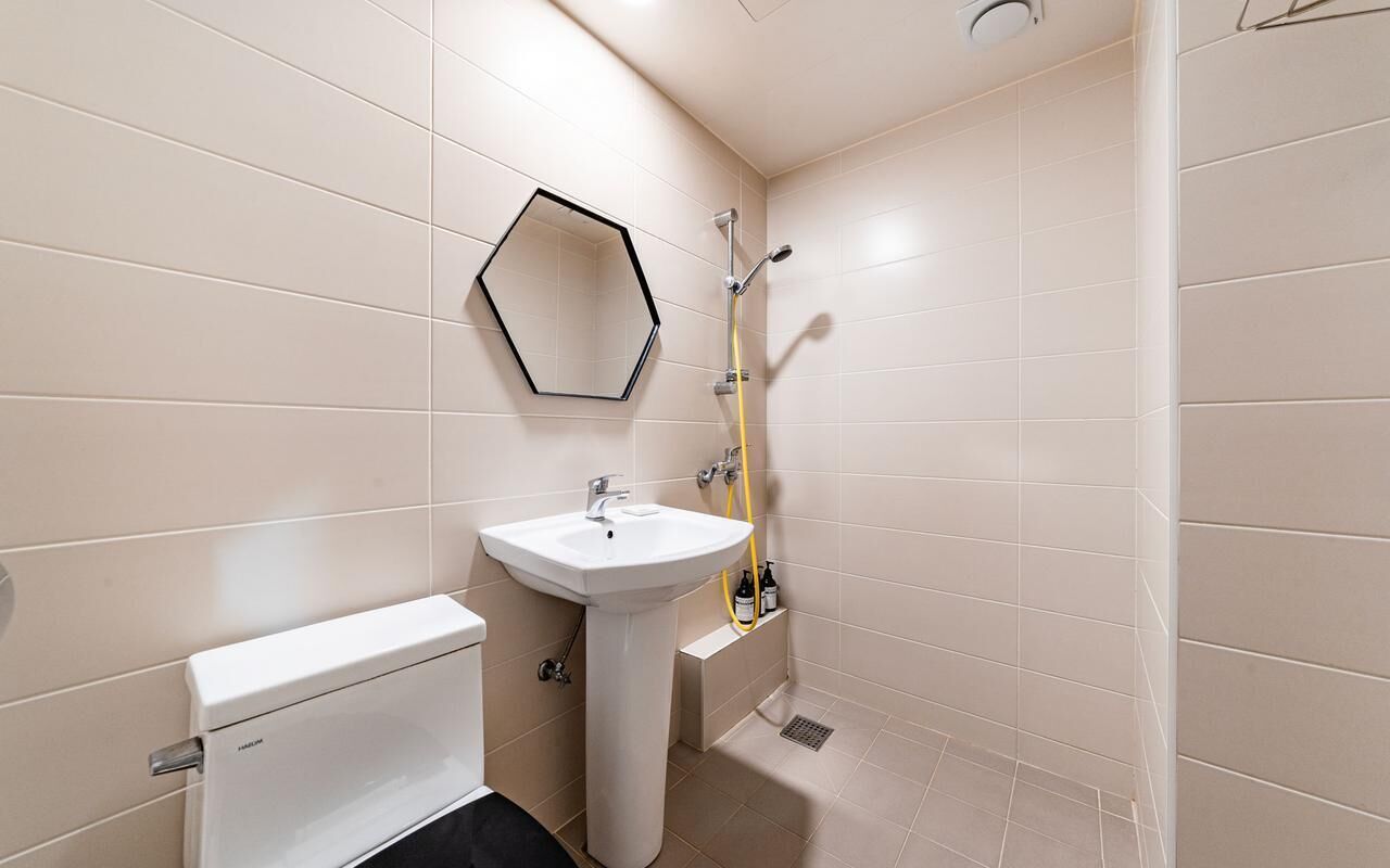 Standaard kamer | Badkamer | Een douche, gratis toiletartikelen, een haardroger, handdoeken