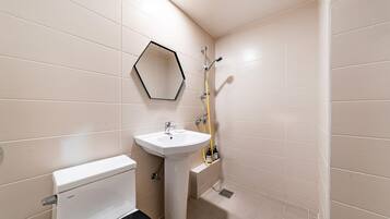 Standaard kamer | Badkamer | Een douche, gratis toiletartikelen, een haardroger, handdoeken