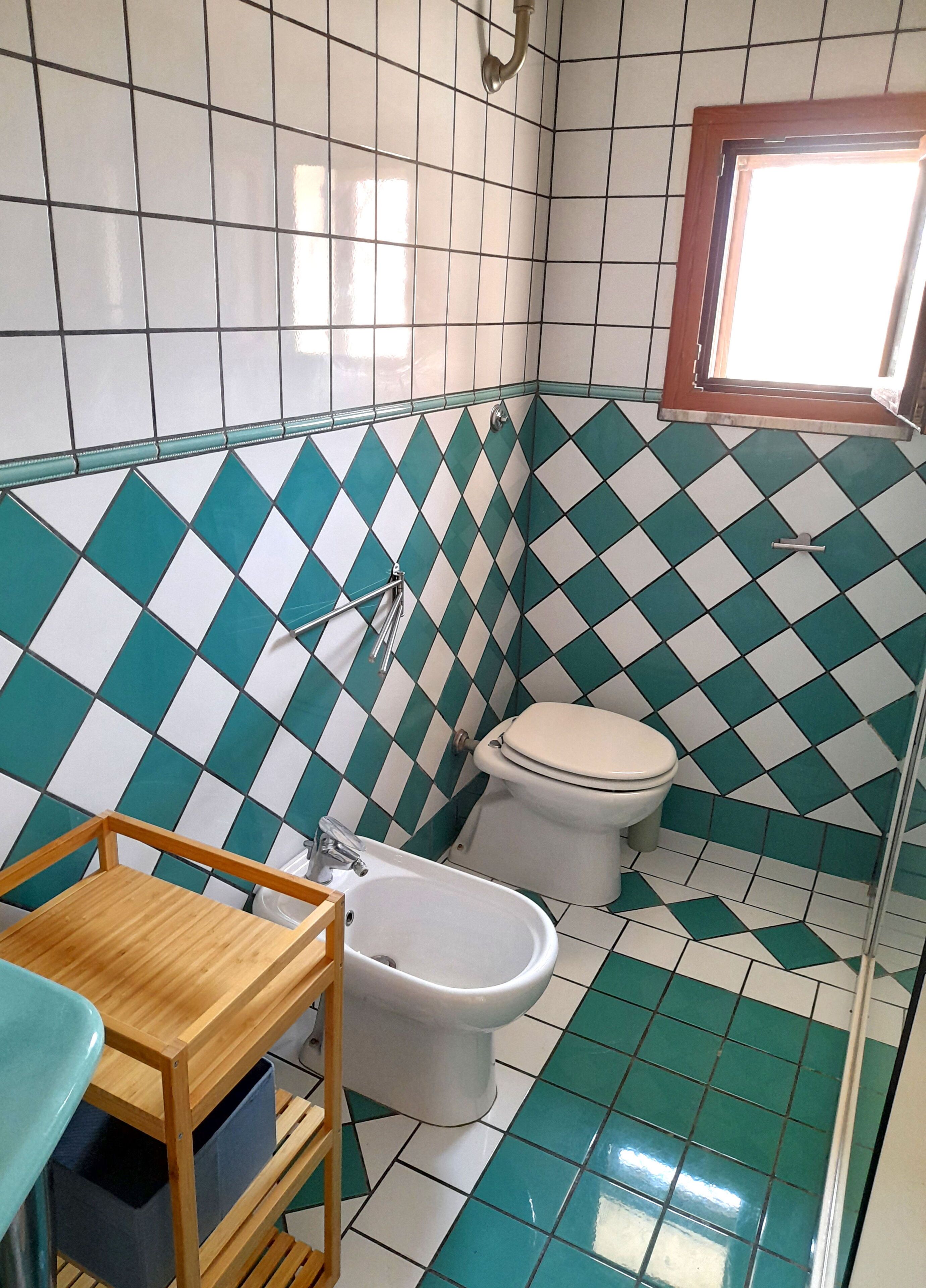 Haartrockner, Handtücher, Seife, Toilettenpapier