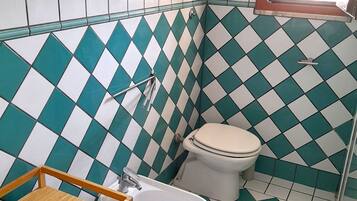 Haartrockner, Handtücher, Seife, Toilettenpapier