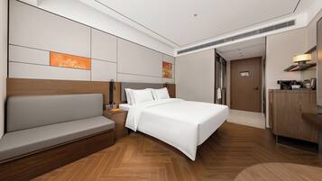 Comfort Single Room, 1 King Bed, Non Smoking, Housekeeping | Premium bedding, free minibar, desk, laptop workspace