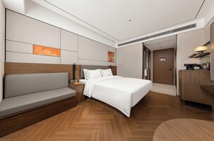 Ropa de cama de alta calidad y minibar con artículos gratuitos