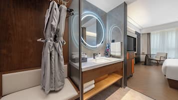 Comfort eenpersoonskamer, 1 kingsize bed, niet-roken, schoonmaakservice | Luxe beddengoed, een gratis minibar, een kluis op de kamer, een bureau