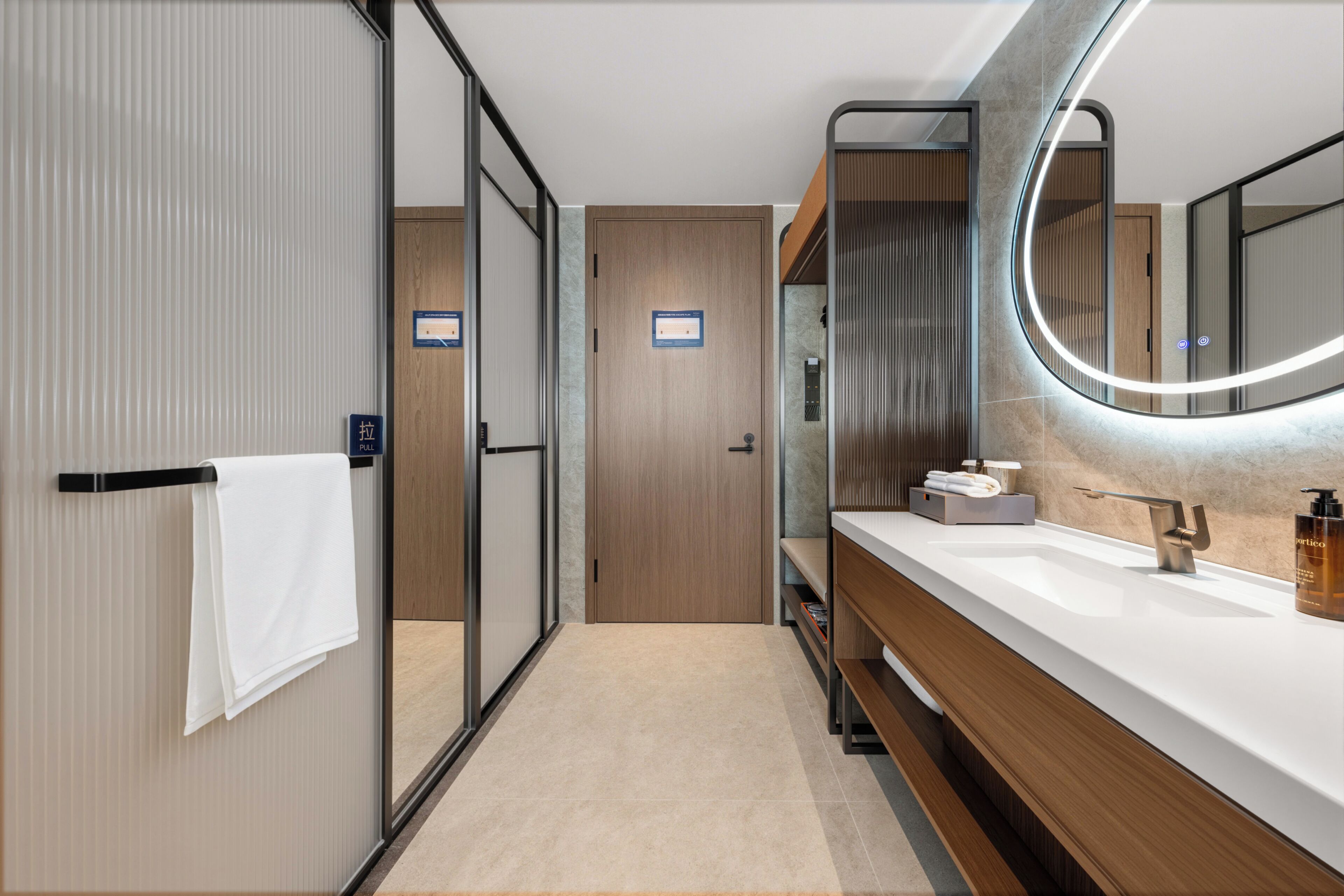 Kamar Single Comfort, 1 Tempat Tidur King, Bebas Asap Rokok, Pembersihan Kamar | Seprai premium, minibar gratis, meja kerja, dan ruang kerja ramah laptop