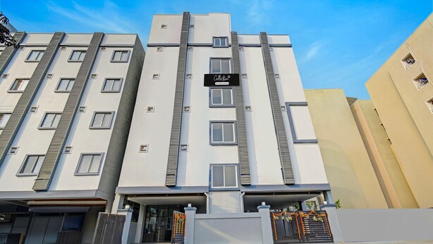Ein mehrstöckiges Hotel mit moderner Fassade, einem Schild und einem verschlossenen Eingang.