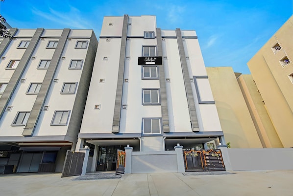 Ein mehrstöckiges Hotel mit moderner Fassade, einem Schild und einem verschlossenen Eingang.
