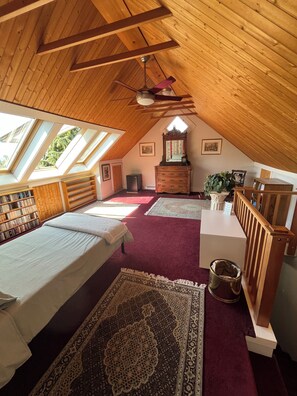 Room - Kitsilano character house in quiet neighbourhood, 5 minute walk to the beach! (Vancouver)