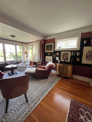 Living area - Kitsilano character house in quiet neighbourhood, 5 minute walk to the beach! (Vancouver)