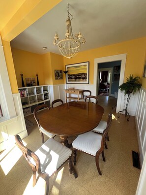 Dining - Kitsilano character house in quiet neighbourhood, 5 minute walk to the beach! (Vancouver)