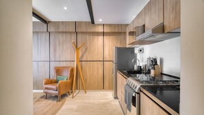 Eine moderne Küche mit Holzausstattung, einem Gasherd und einem eingebauten Backofen.