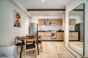 Wasserkocher mit Kaffee-/Teezubehör, Kühlschrank, Mikrowelle, Ofen