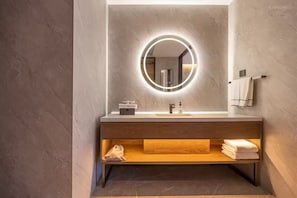 Đồ dùng nhà tắm miễn phí, máy sấy tóc, khăn tắm, dầu gội 
