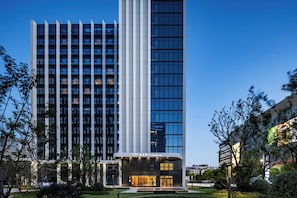 Modernilla designilla varustettu korkea hotellirakennus, jonka tunnusomaisia piirteitä ovat sen huomiota herättävä pystysuuntainen rakenne ja hyvin valaistu sisäänkäynti.