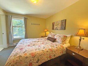 Room - Forestview Suite with Relaxing Tub & Private Bath - Rm 3 (Gabriola)