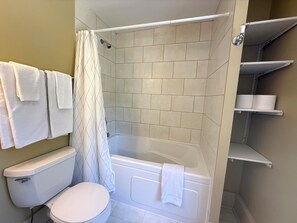 Bathroom - Forestview Suite with Relaxing Tub & Private Bath - Rm 3 (Gabriola)