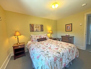 Room - Forestview Suite with Relaxing Tub & Private Bath - Rm 3 (Gabriola)