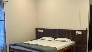 Un dormitorio con cama, ventilador de techo e iluminación.