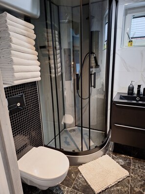 Douche, sèche-cheveux, serviettes fournies, savon