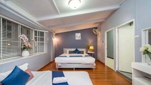 A bedroom with a bed, bedside table, lamp, window with blinds, and a mirror. - MaMa Beach Pool Villa Pattaya (Muang Pattaya)
