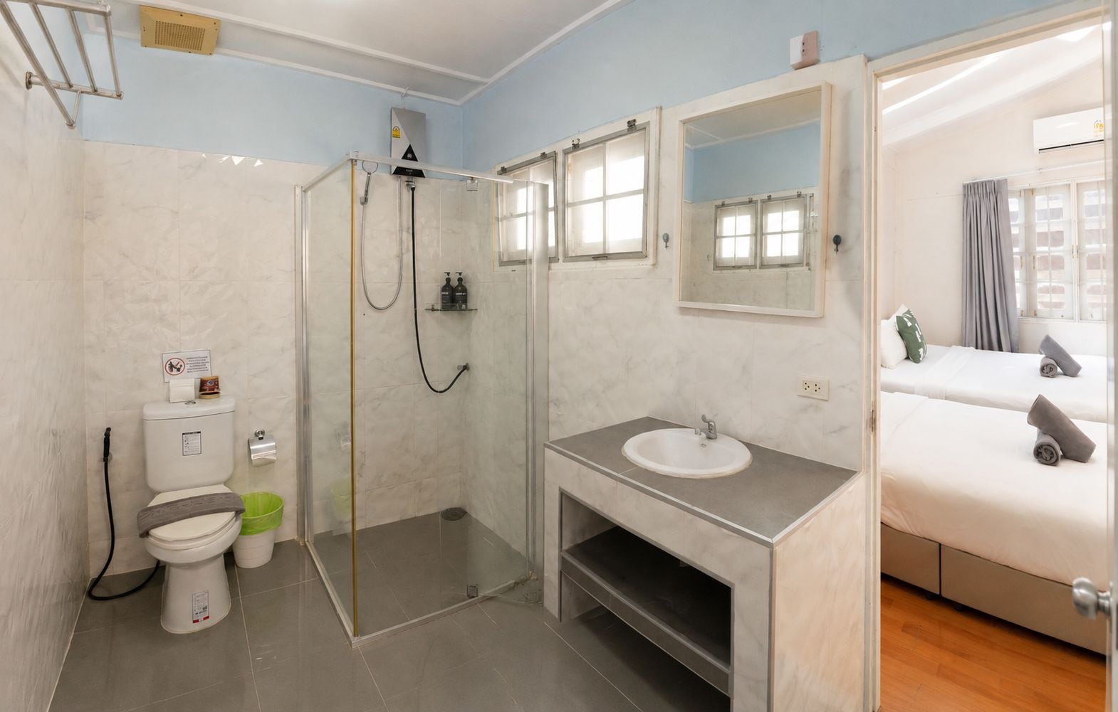 Pool Villa | Bad | Separat badekar og dusj, hårføner, håndklær og såpe