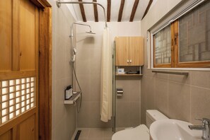 Casa Tradizionale, vista cortile | Bagno | Set di cortesia gratuito, pantofole, asciugamani, sapone