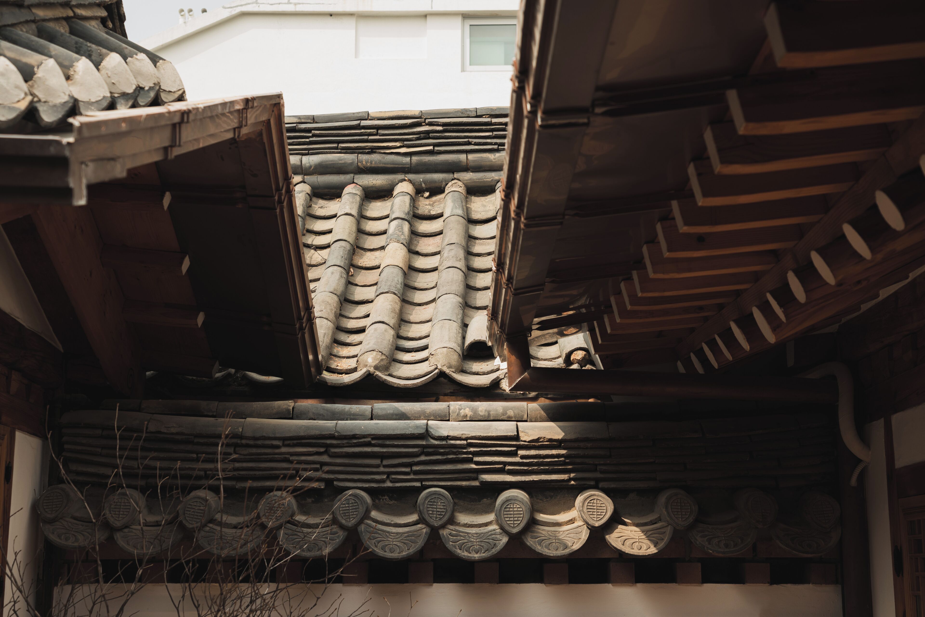 Un edificio japonés tradicional con techo de tejas y vigas de madera.
