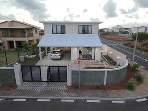A modern two-story house with a covered garage, a gated driveway, and a landscaped front yard. - Cozy Luxe - 4 bedrooms Villa with private pool (Mahebourg)