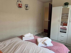 Tabla de planchar con plancha, acceso a internet y ropa de cama 
