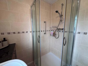 Een douche, een haardroger, shampoo
