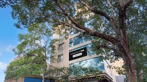 Un edificio moderno con un letrero que dice 'TOWNHOUSE OAK Company Serviced'.