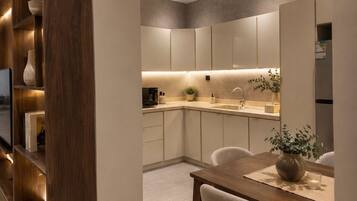 Luxury Suite, Multiple Beds | Dining