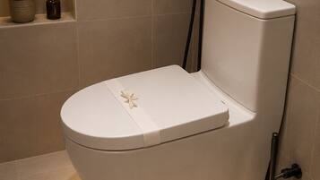 Luxury Suite | Bathroom | Shower, towels, soap, shampoo