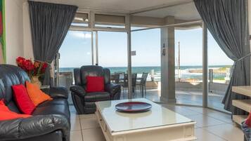 Apartament clàssic, balcó, vistes al mar | Sala d'estar | Televisor de 55 polzades amb canals per cable