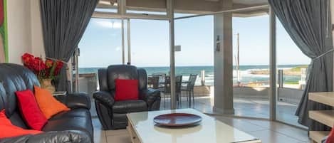 Departamento clásico, balcón, vista al mar | Área de sala de estar | Televisión de 55 pulgadas con canales por cable