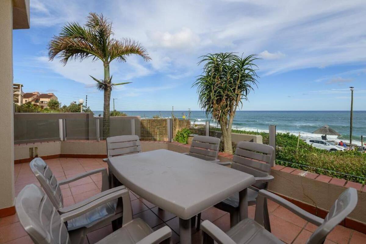 Standaard appartement, balkon, uitzicht op zee | Woonruimte | Een 55-inch televisie met kabelzenders