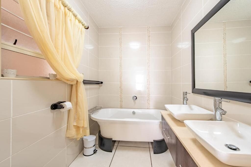 Classic Apartment, Balcony, Sea View | Bathroom | Separate bathtub and shower