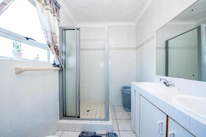 Departamento exclusivo, balcón | Baño | Tina y regadera independientes 