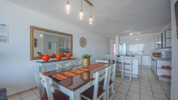 Apartament, balcó, vistes al mar | Zona de menjador de l'habitació