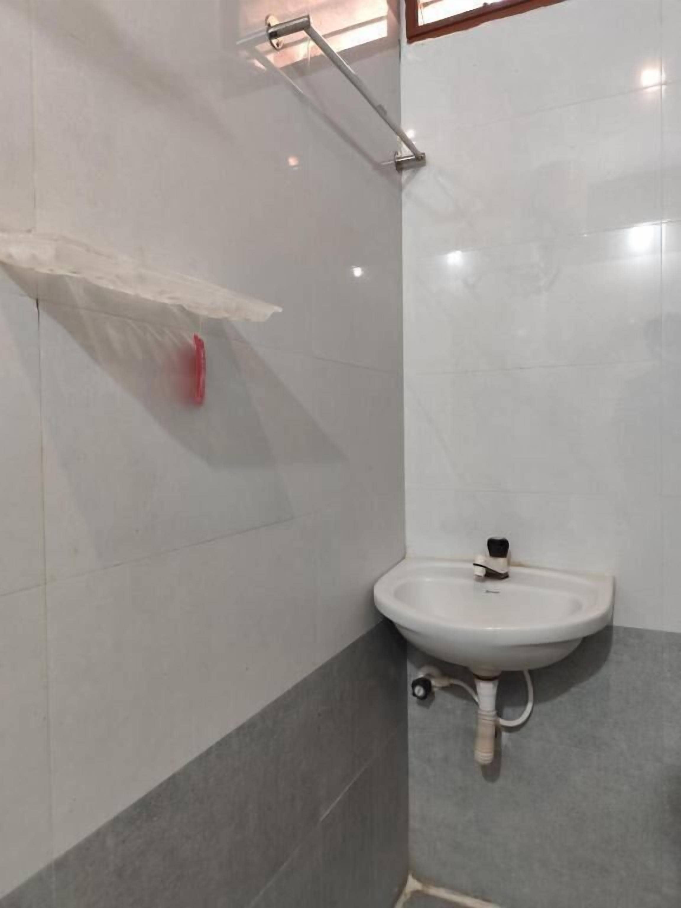 Shower, towels, soap, shampoo