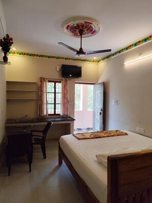 Desk - Sri Thirumalaivasa Guest House (Tiruvannamalai)