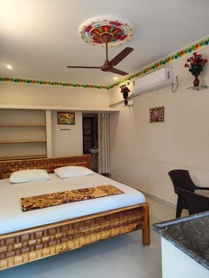 Desk - Sri Thirumalaivasa Guest House (Tiruvannamalai)