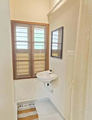 Shower, free toiletries, towels, soap - Sri Thirumalaivasa Guest House (Tiruvannamalai)