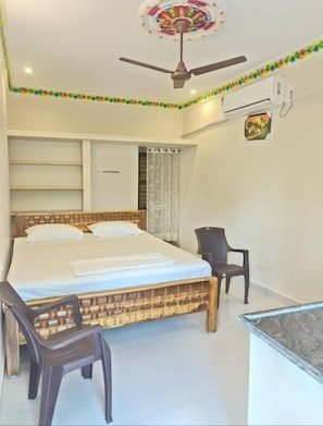 Desk - Sri Thirumalaivasa Guest House (Tiruvannamalai)