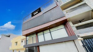 Un edificio a più piani con un'insegna che riporta la scritta 'Townhouse'.