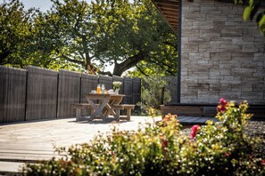 Outdoor dining - Vrbo Property (Vaivre-et-Montoille)