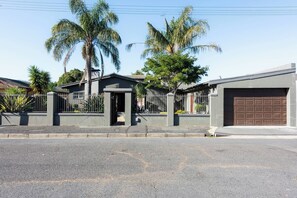 Propiedad residencial con entrada privada, garaje y pequeño acceso.