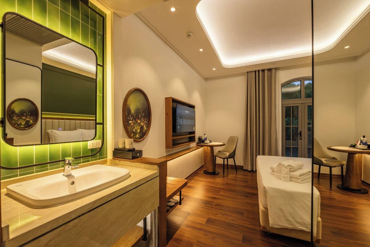 Habitación doble Deluxe, vista a la ciudad | Escritorio, tabla de planchar con plancha, wifi gratis y ropa de cama 
