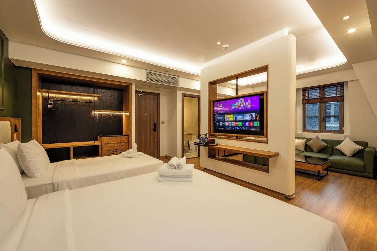 Suite familiar, vista a la ciudad | Escritorio, tabla de planchar con plancha, wifi gratis y ropa de cama 