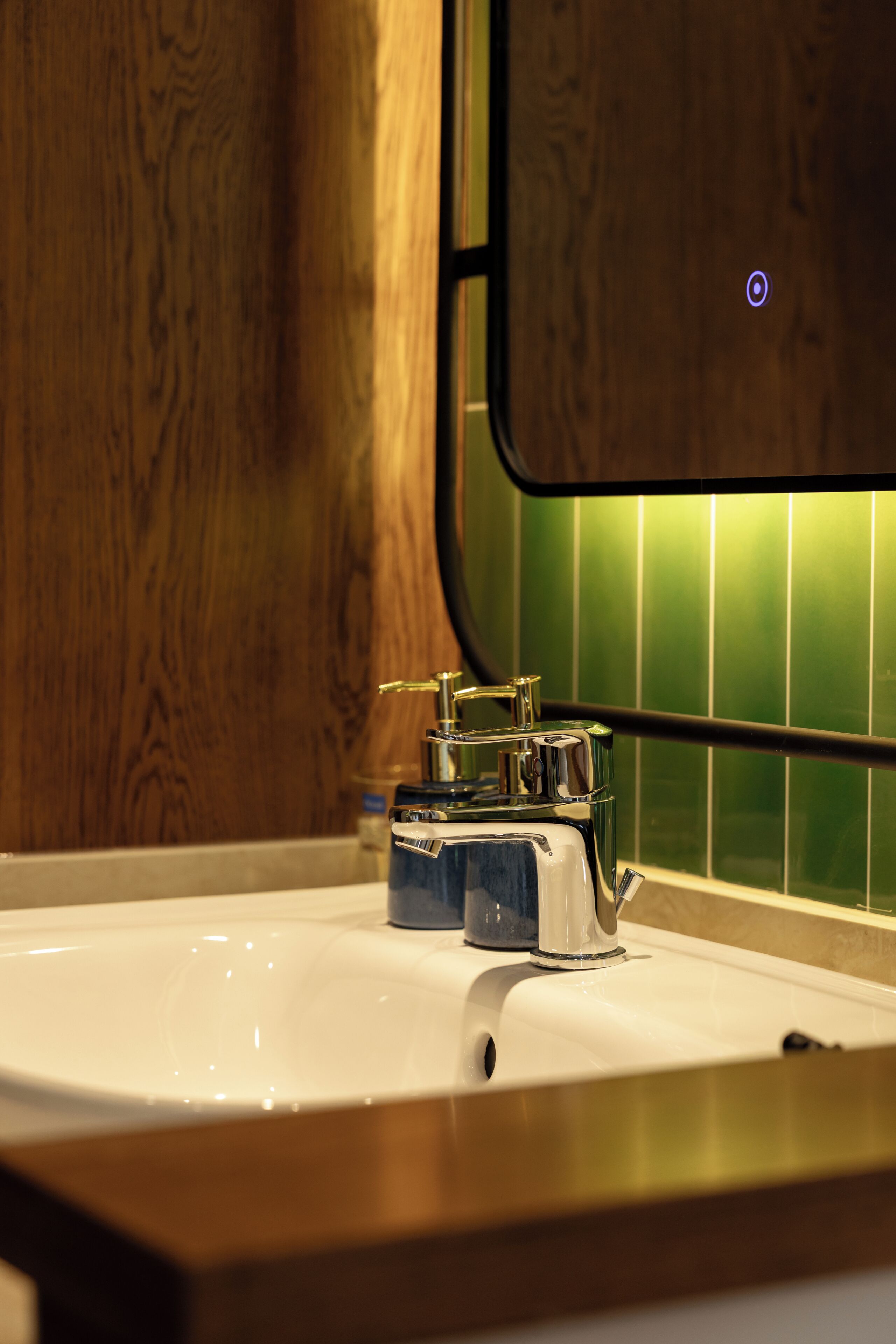Habitación doble superior, vistas a la ciudad | Baño | Ducha, secador de pelo, toallas y papel higiénico